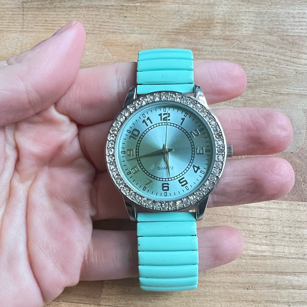 Unbranded ladies silver tone mint green fashion watch NEW BATTERY